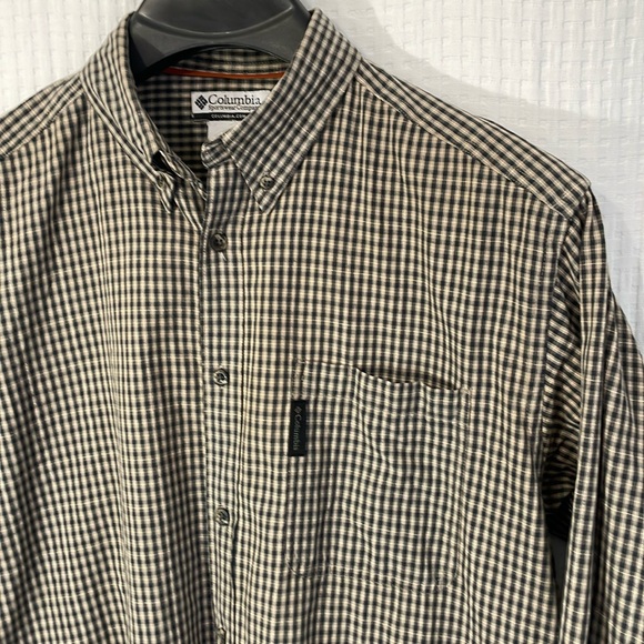 Columbia men’s Size Large plaid long sleeve button down shirt. Tan, Navy & White - Picture 3 of 8